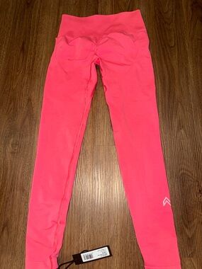 (NWT) Oner Active EffortlessLift Seamless in Hot Girl Pink Size Small